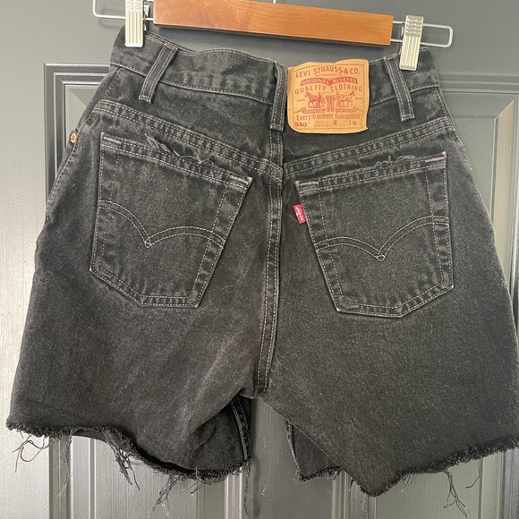 Levi black distressed shorts - fits like a 24 - Picture 4 of 9